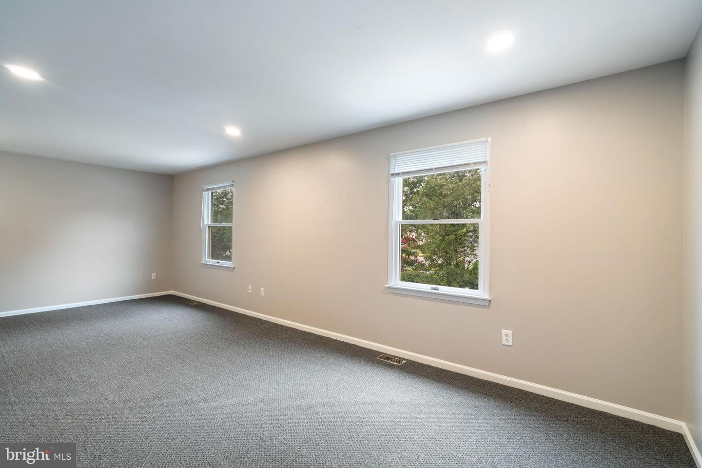 217 Lazy Oak Ln
