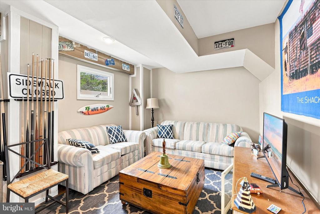 256 W 10TH STREET