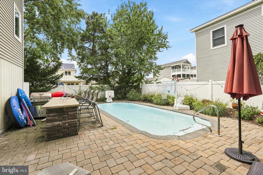 256 W 10TH STREET