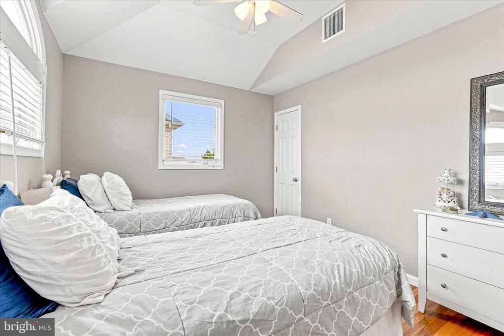 256 W 10TH STREET