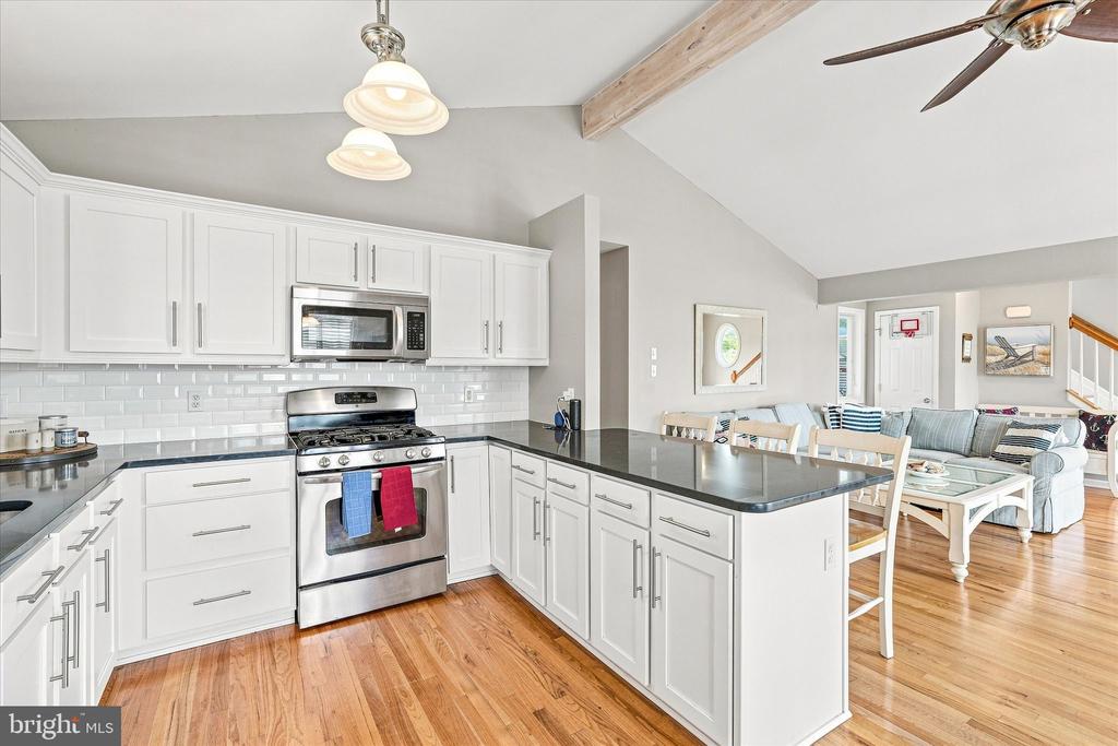 256 W 10TH STREET