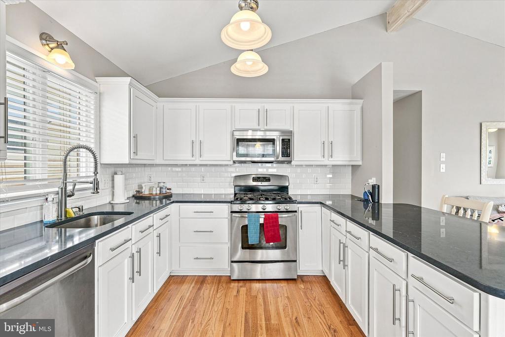 256 W 10TH STREET