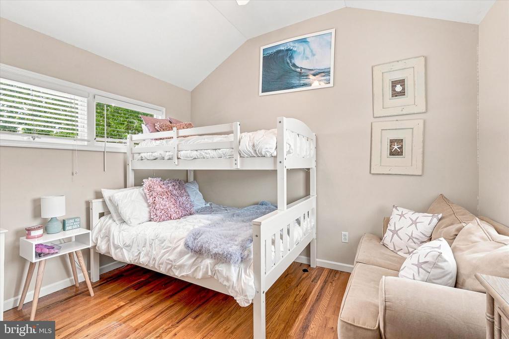 256 W 10TH STREET