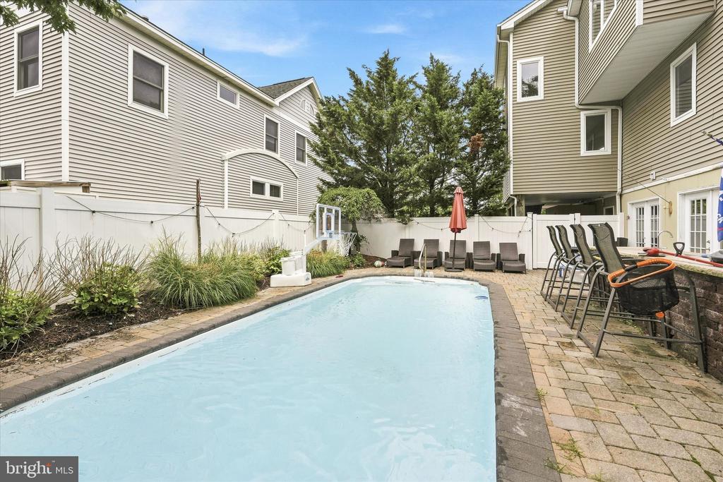 256 W 10TH STREET