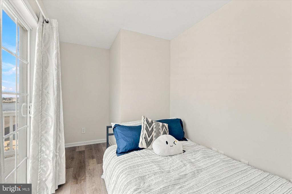 7 W NAVASINK DRIVE