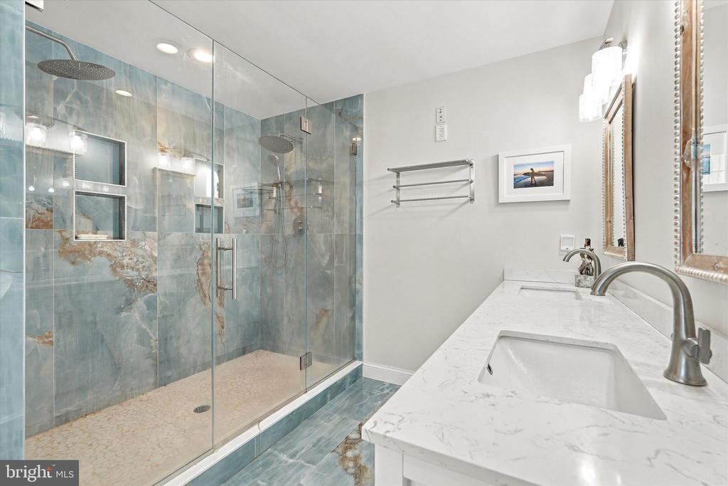 7 W NAVASINK DRIVE