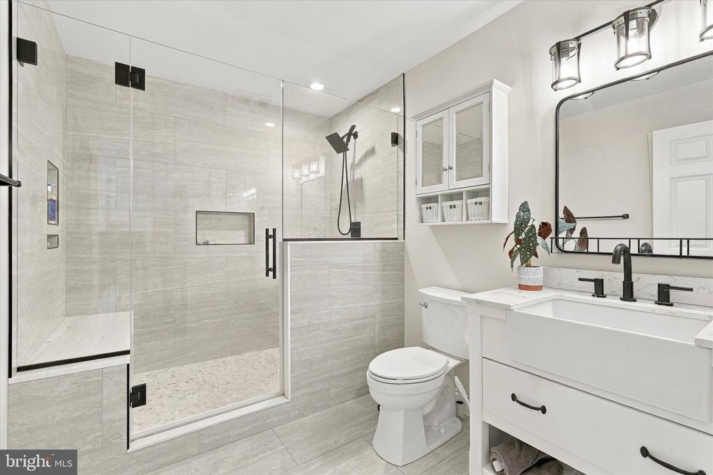 7 W NAVASINK DRIVE
