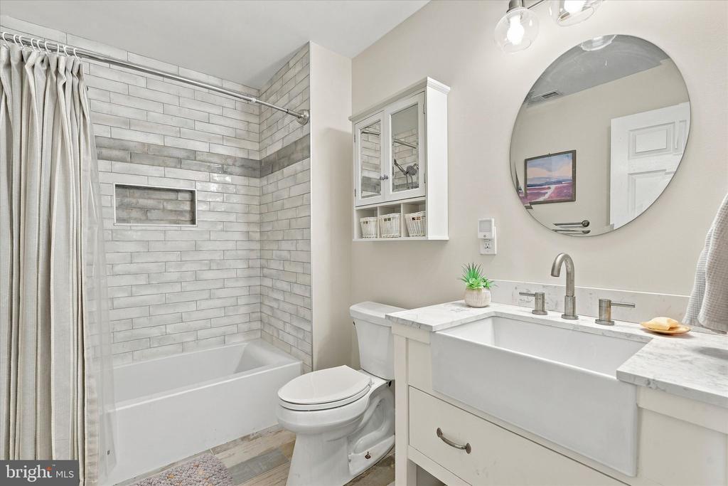 7 W NAVASINK DRIVE