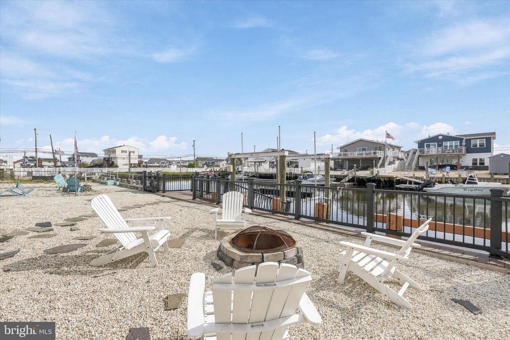 7 W NAVASINK DRIVE