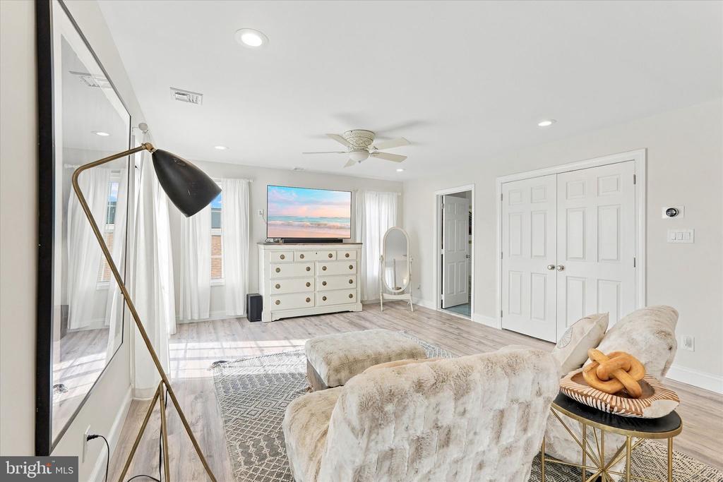7 W NAVASINK DRIVE