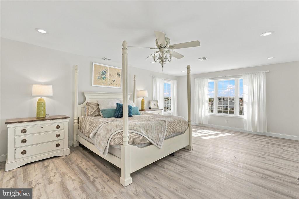 7 W NAVASINK DRIVE