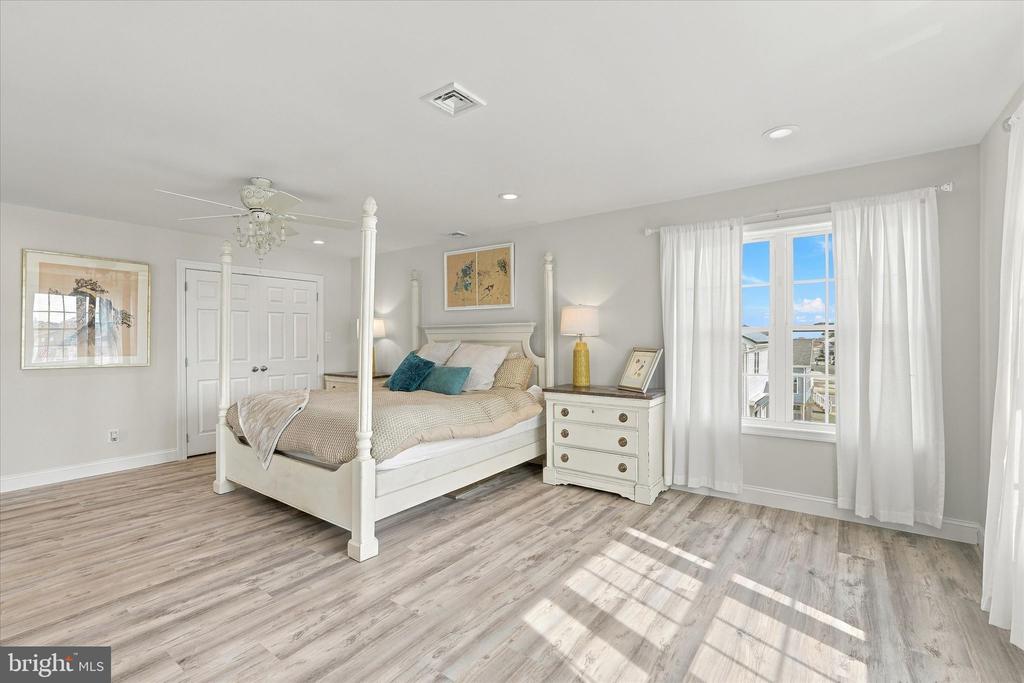 7 W NAVASINK DRIVE