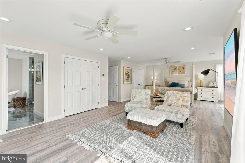 7 W NAVASINK DRIVE