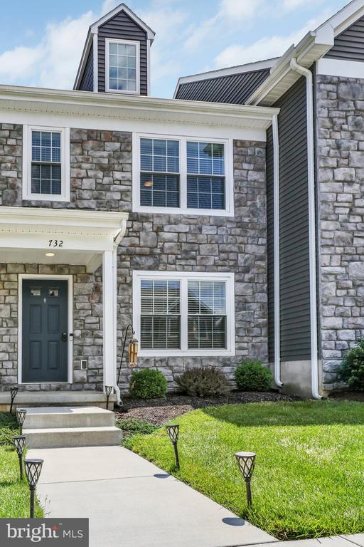 732 FARMWOOD LANE