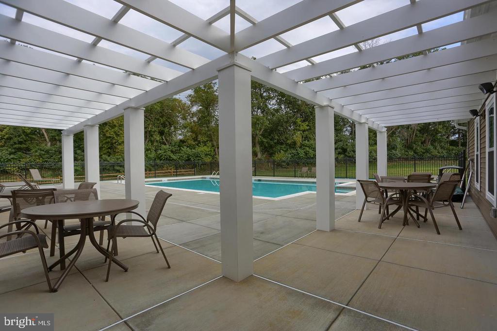 732 FARMWOOD LANE