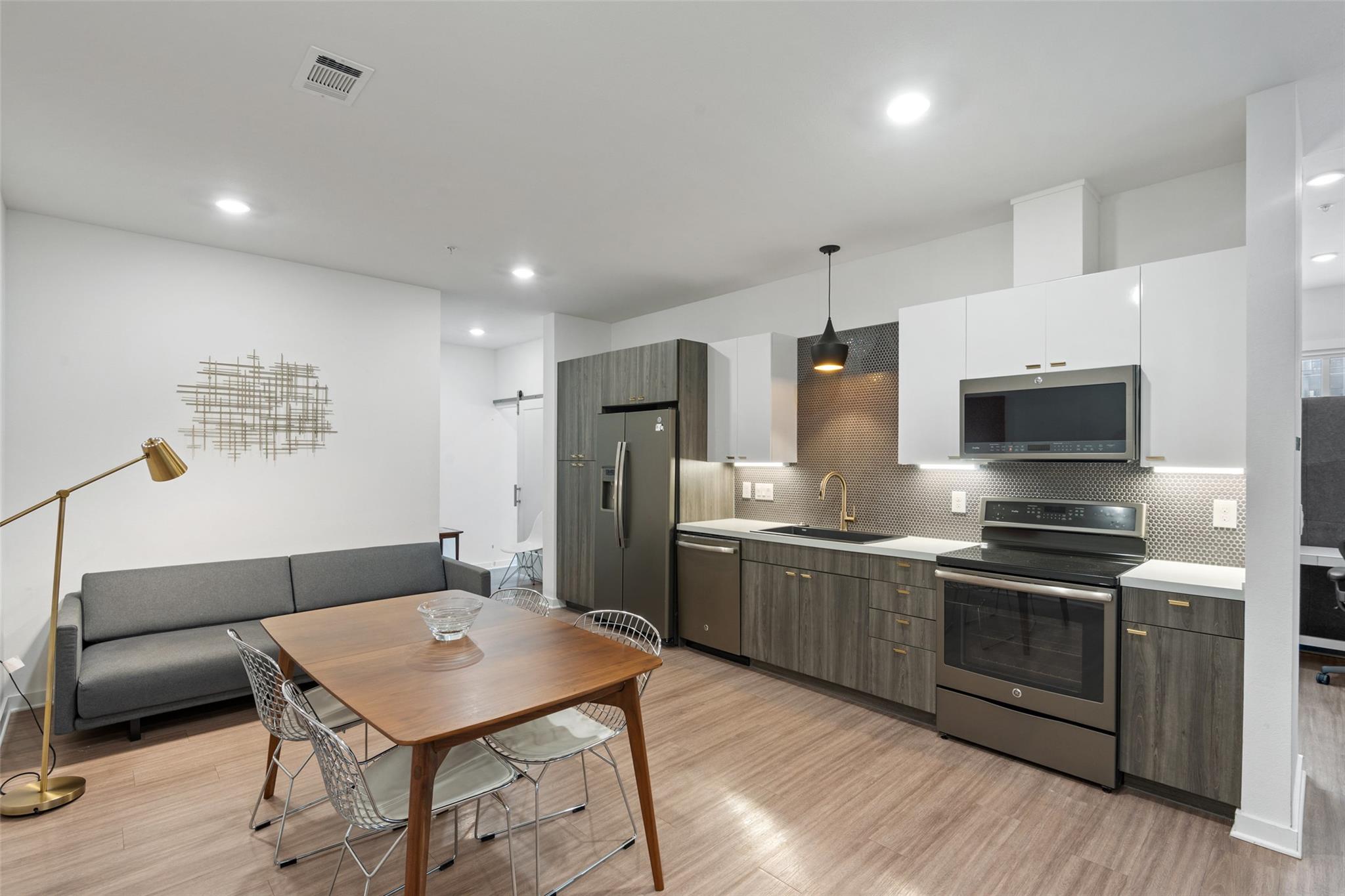 4361 S Congress Ave # 110
