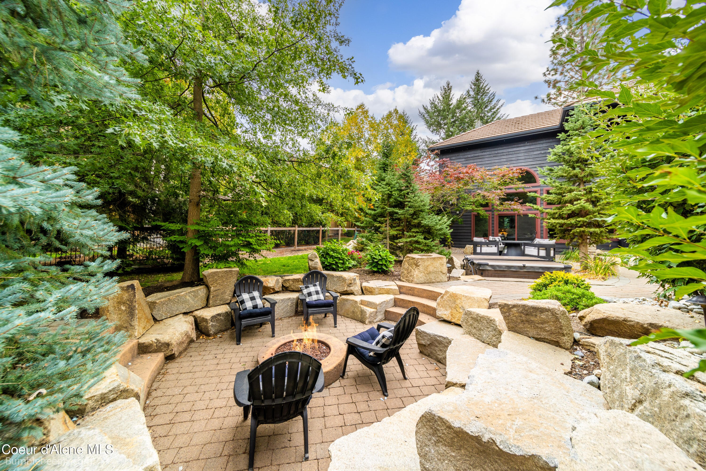 1469 E WOODSTONE DR