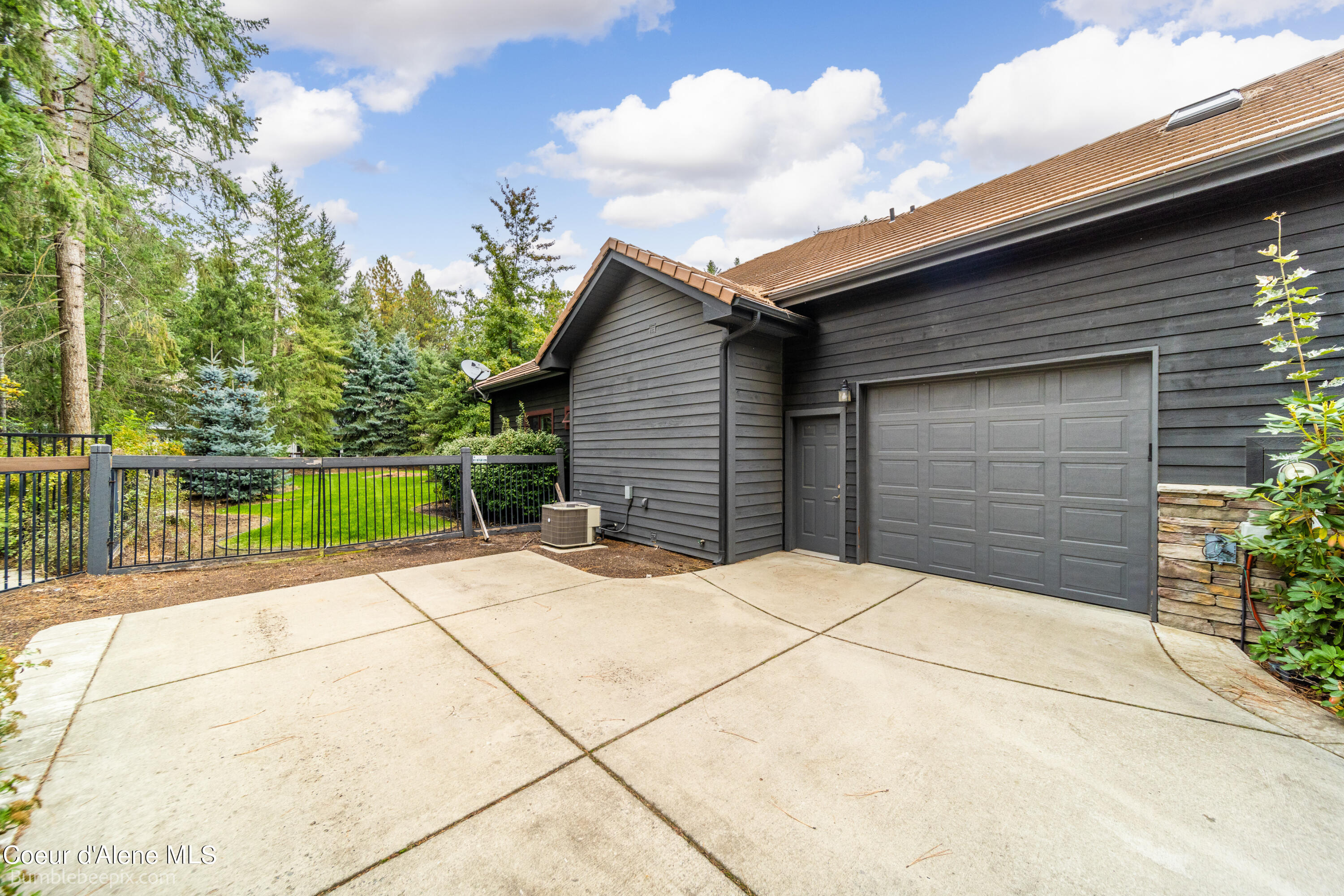 1469 E WOODSTONE DR