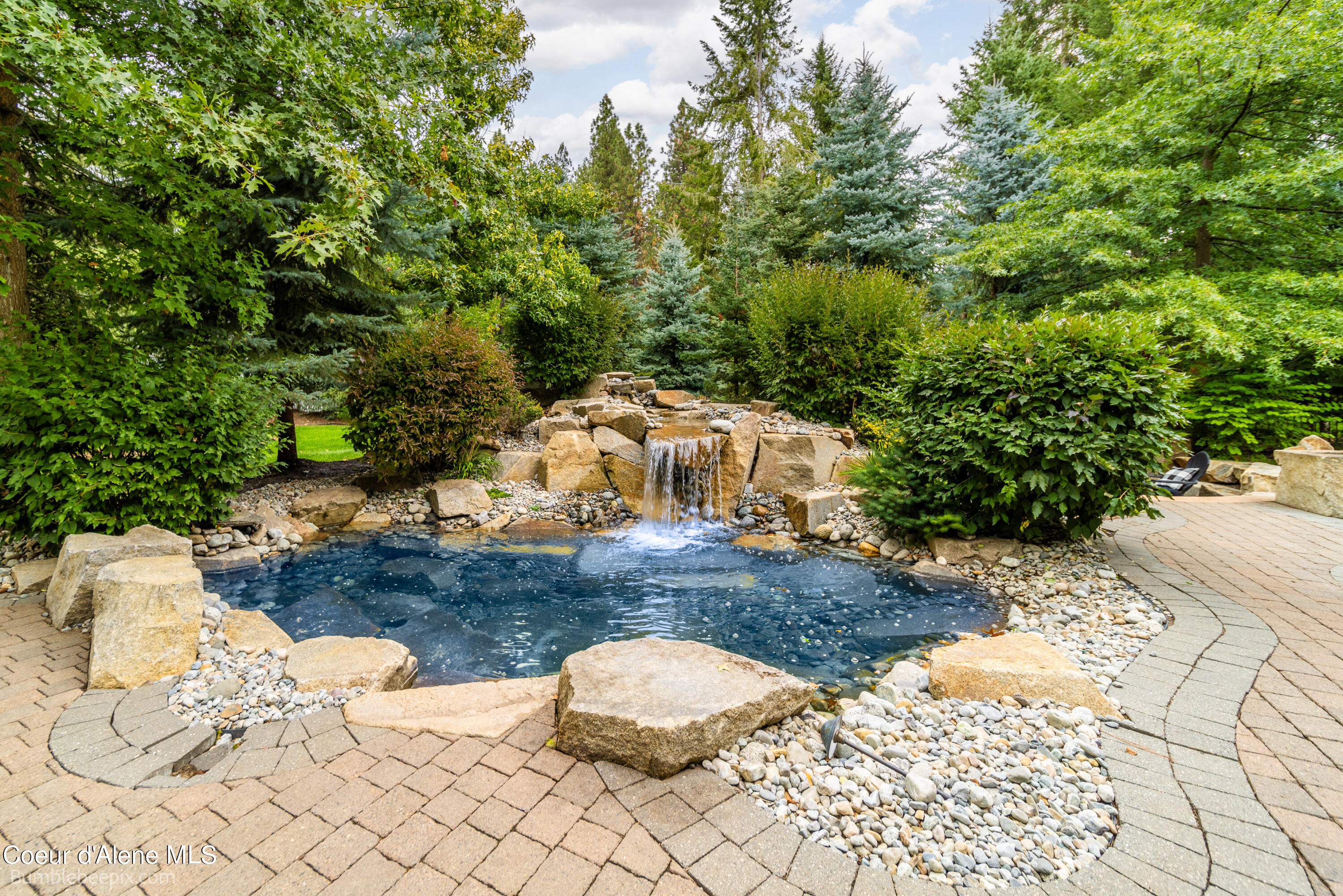 1469 E WOODSTONE DR