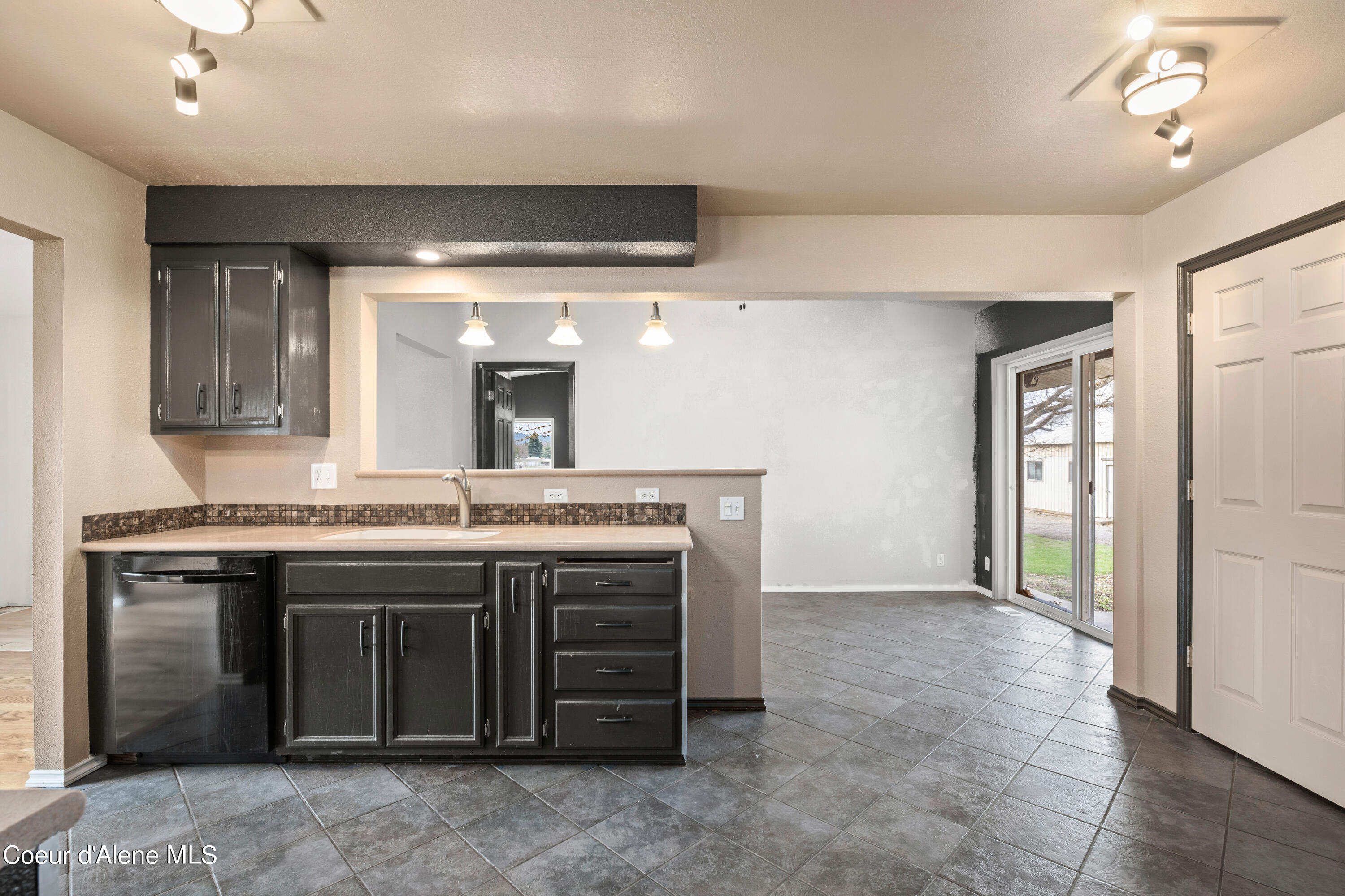 1380 E DEERHAVEN AVE