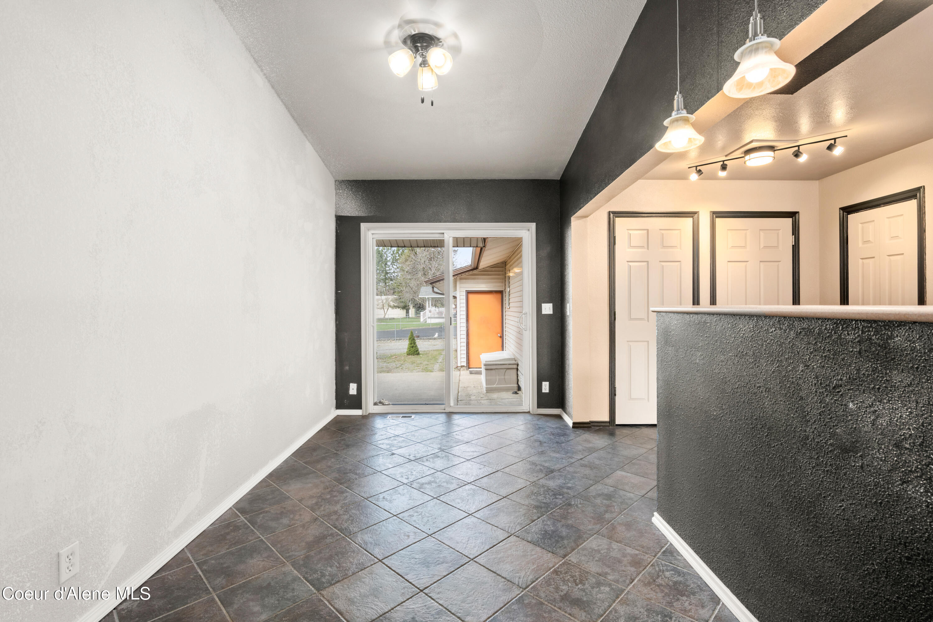 1380 E DEERHAVEN AVE