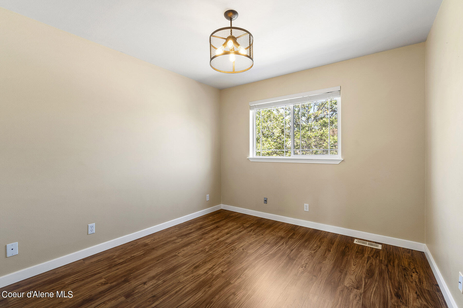 1486 W YAQUINA DR
