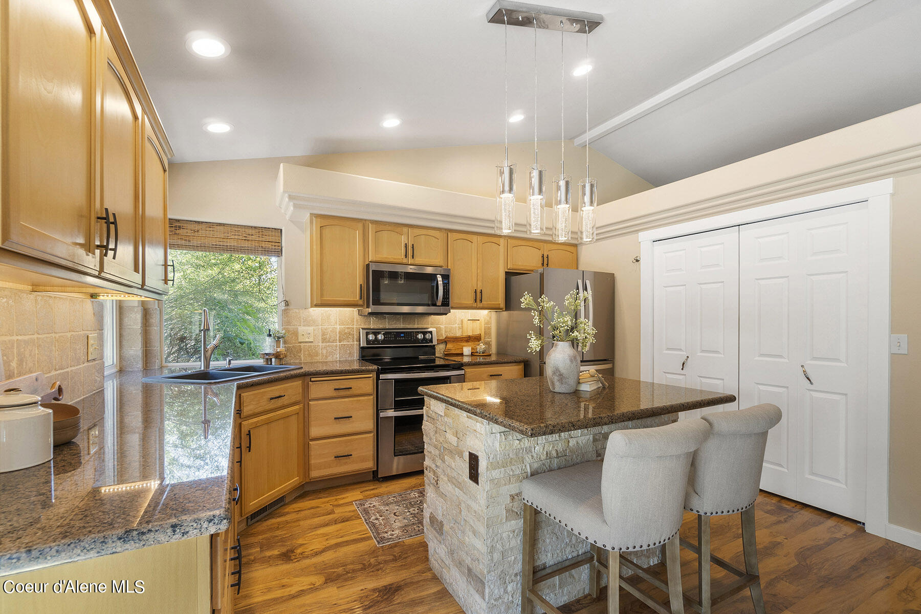 1486 W YAQUINA DR