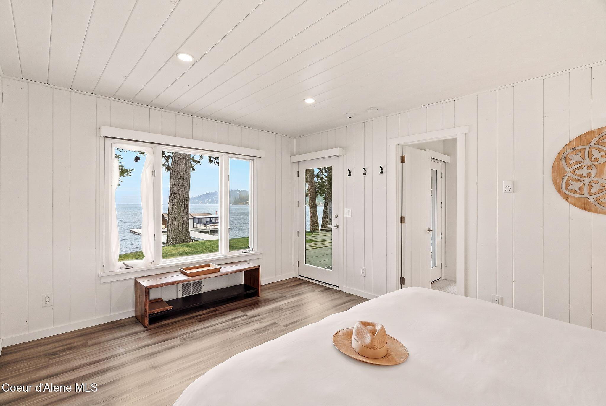 8411 W Lake Shr, Coeur d'Alene
