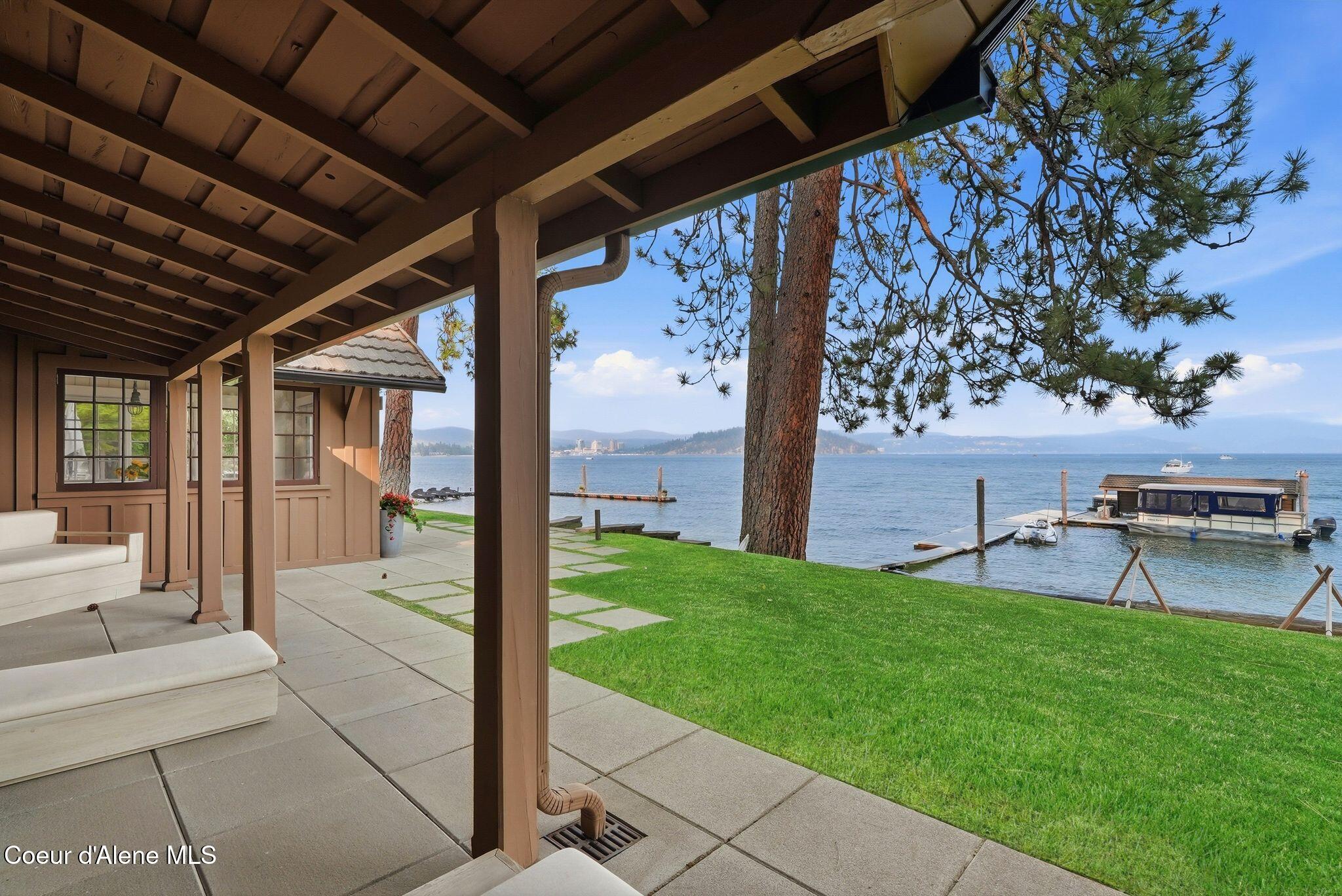 8411 W Lake Shr, Coeur d'Alene