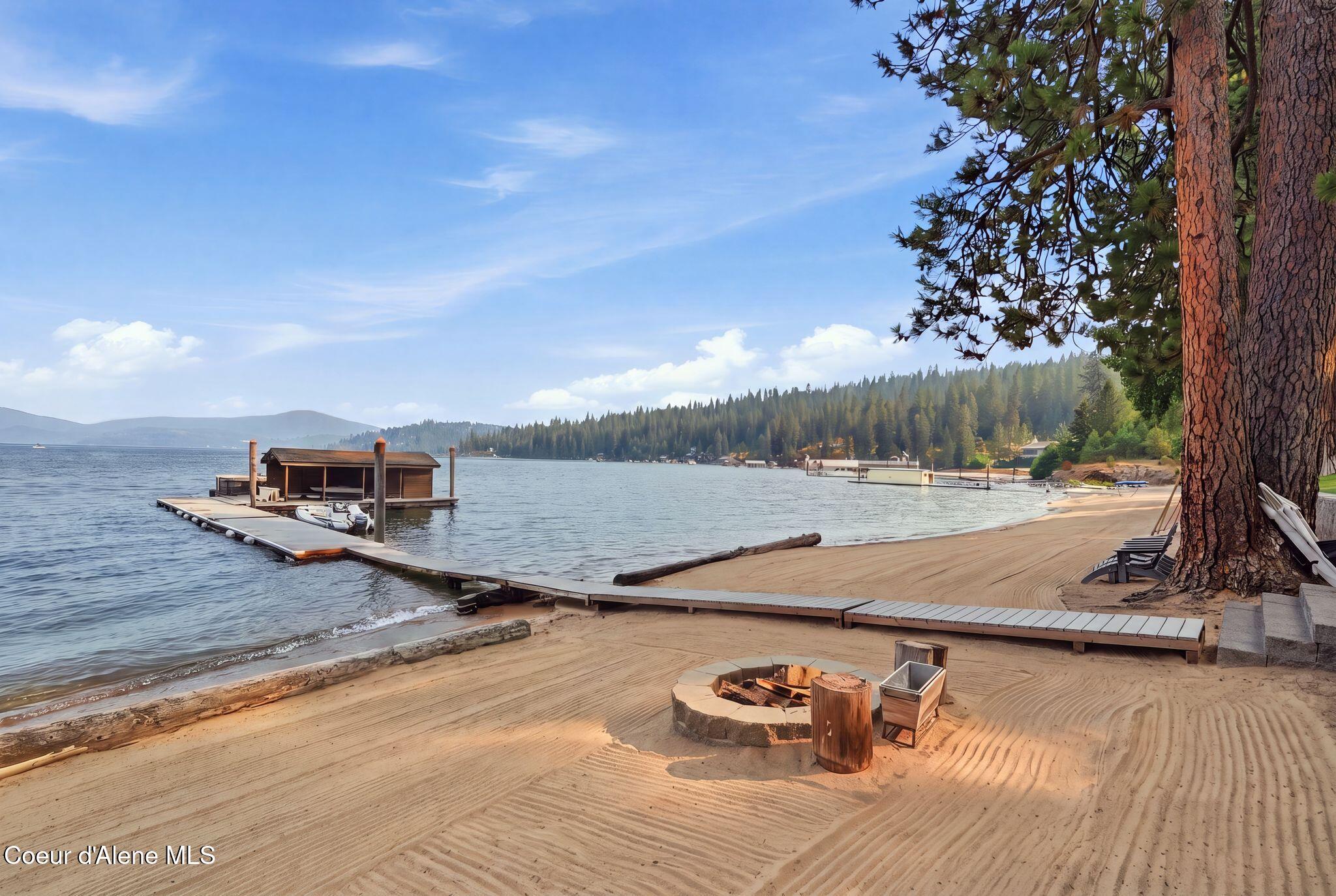 8411 W Lake Shr, Coeur d'Alene