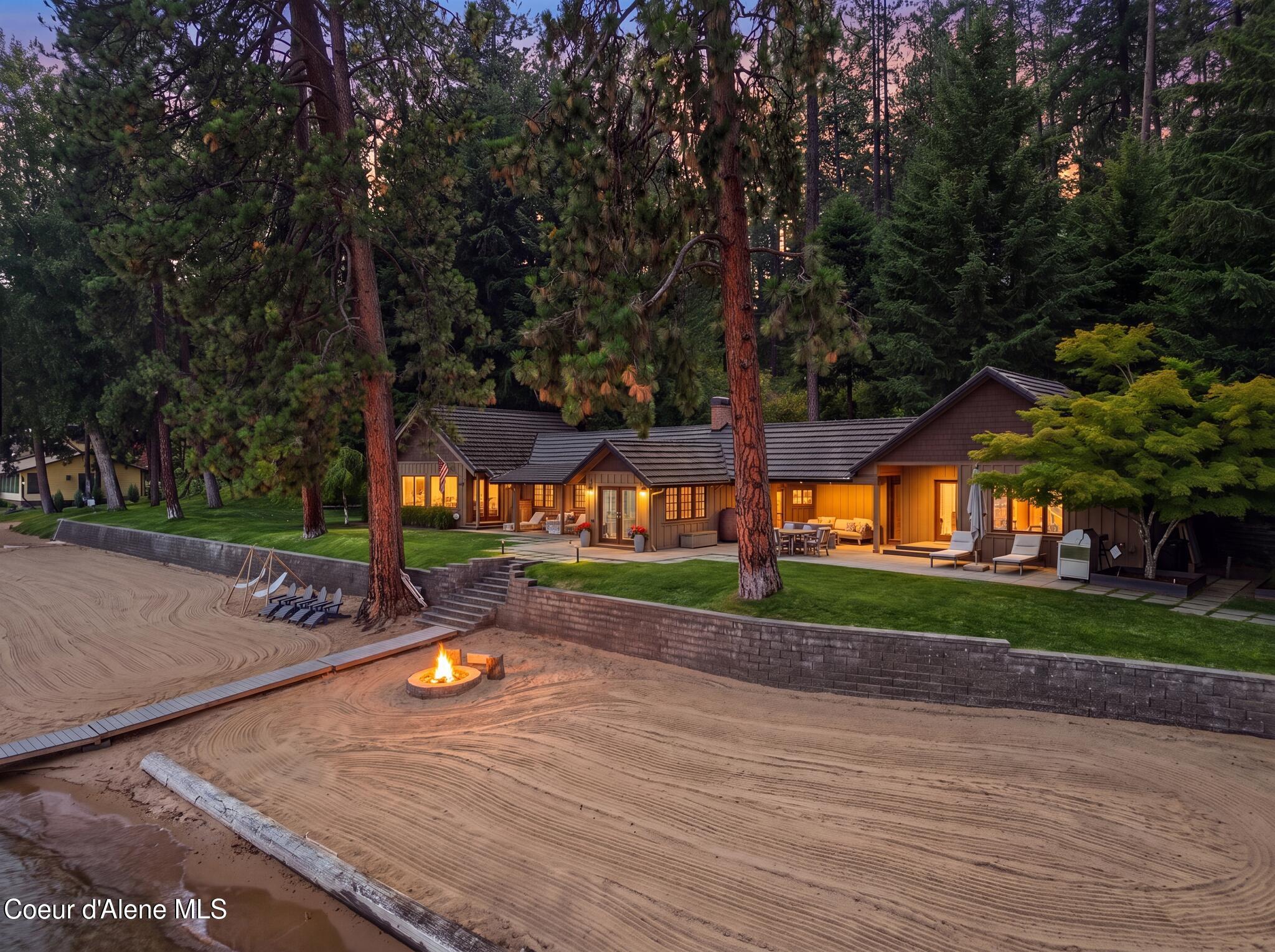 8411 W Lake Shr, Coeur d'Alene
