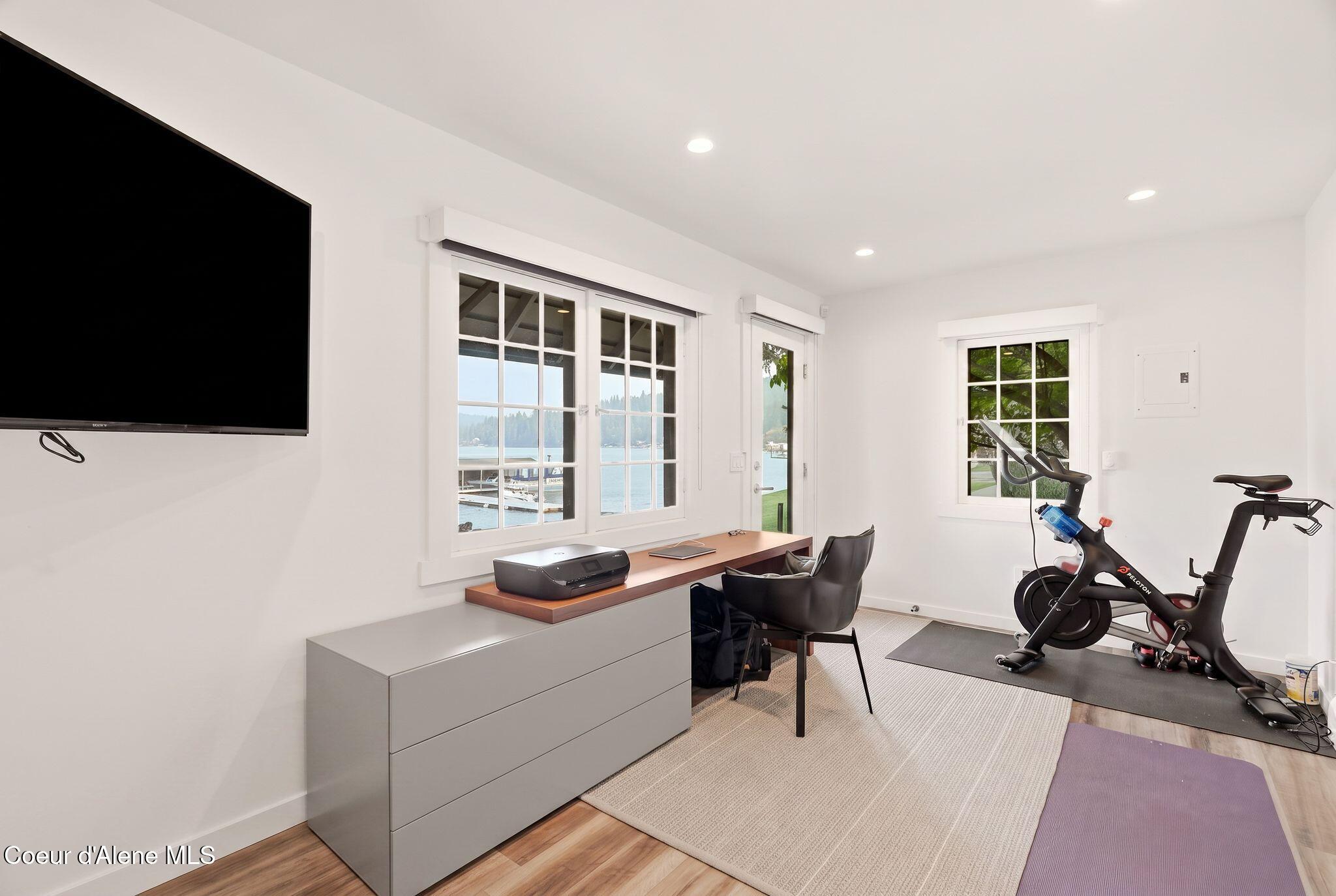 8411 W Lake Shr, Coeur d'Alene