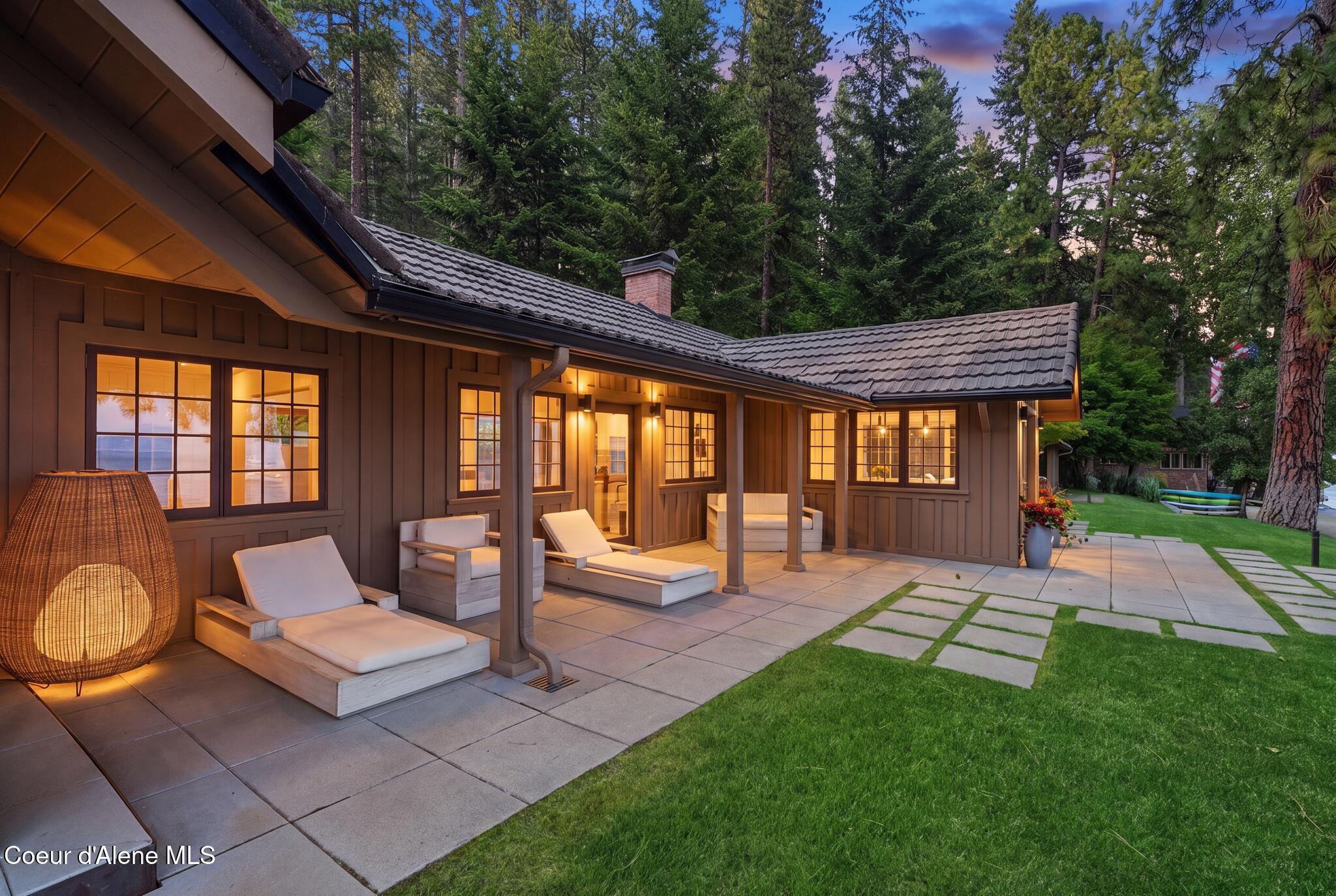 8411 W Lake Shr, Coeur d'Alene