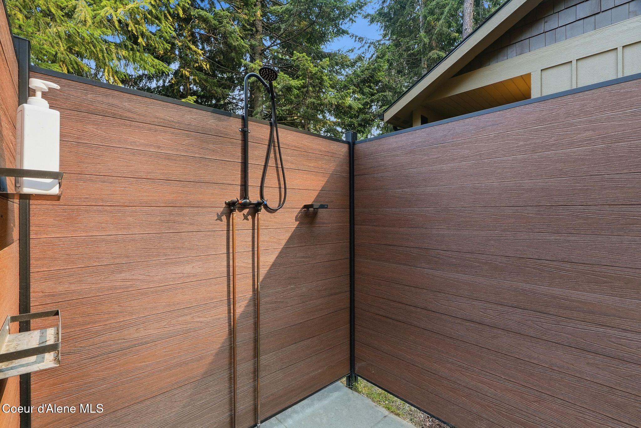 8411 W Lake Shr, Coeur d'Alene
