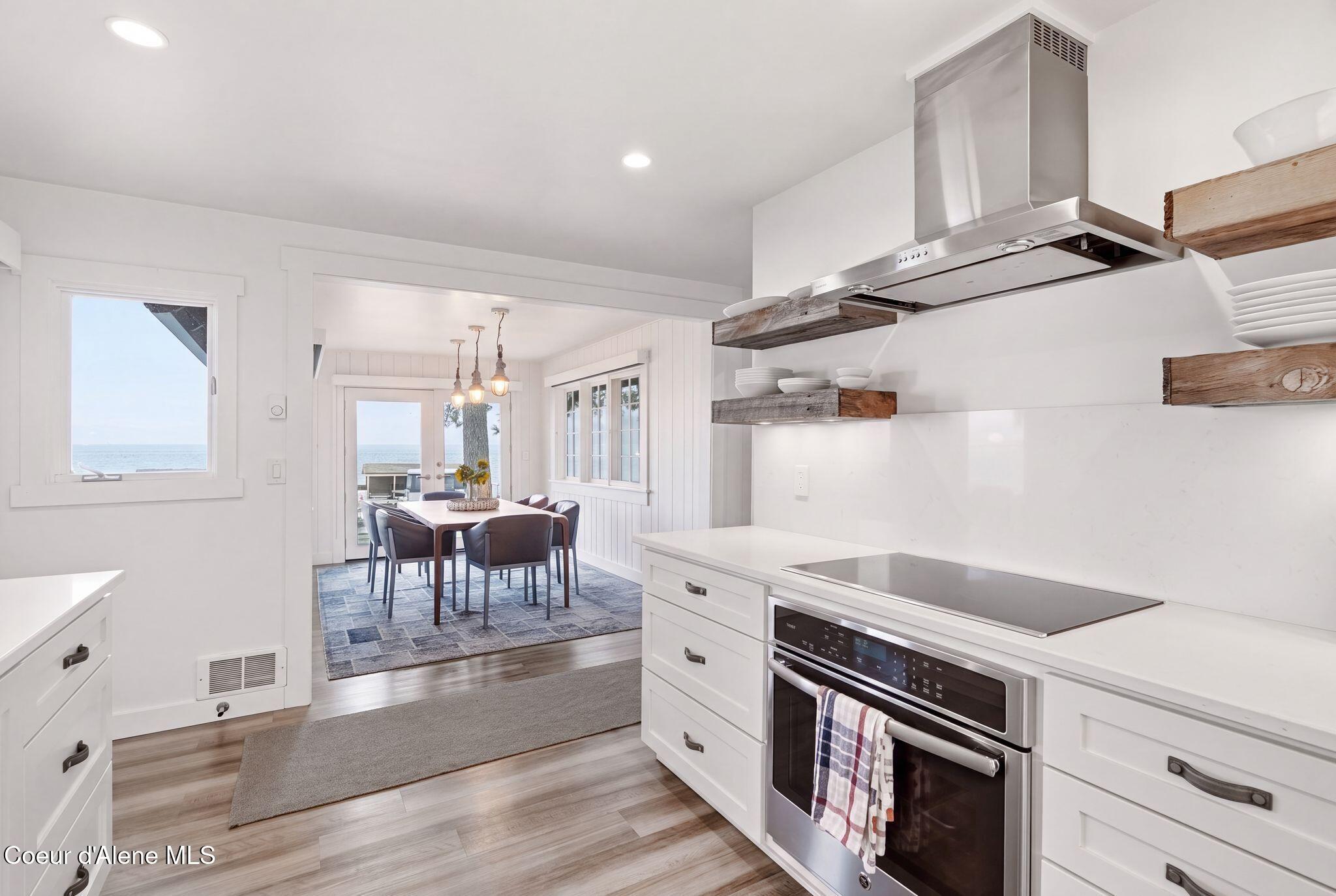 8411 W Lake Shr, Coeur d'Alene