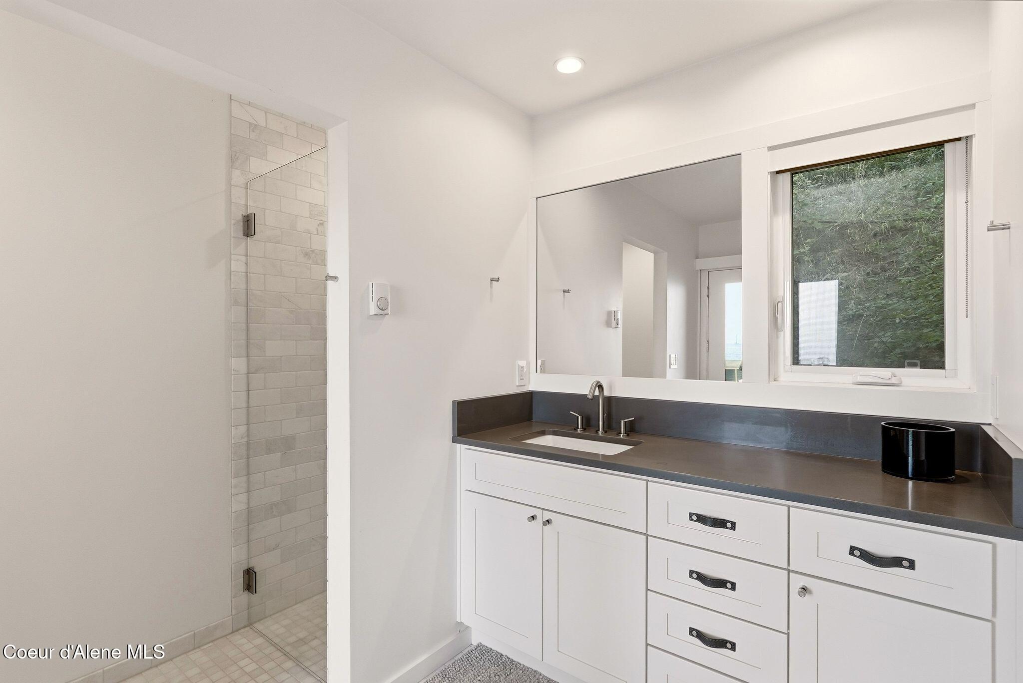 8411 W Lake Shr, Coeur d'Alene