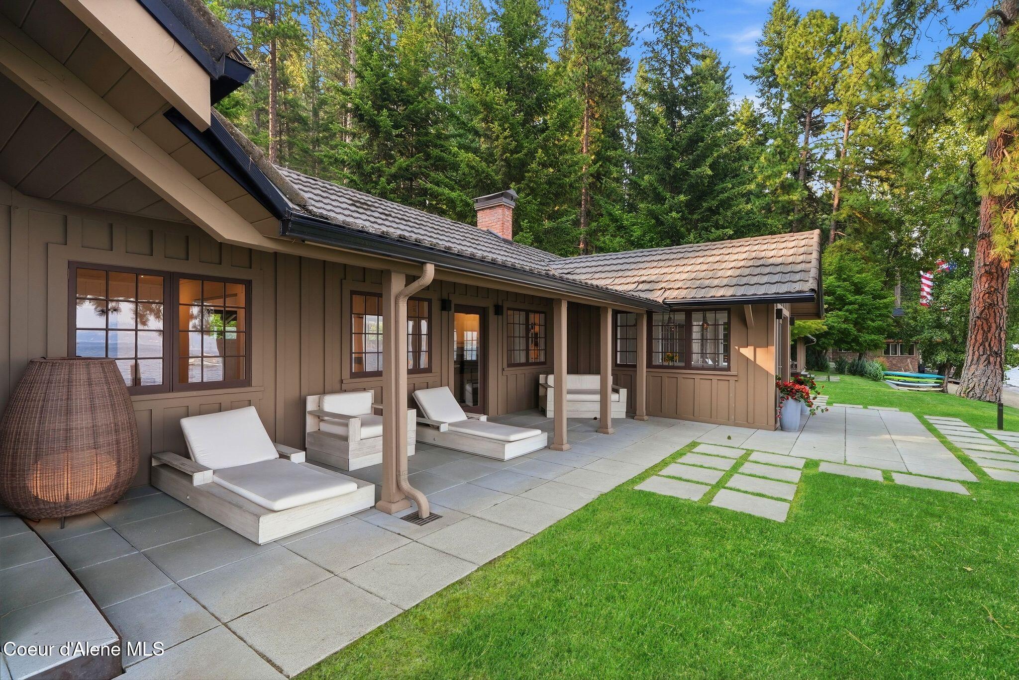 8411 W Lake Shr, Coeur d'Alene