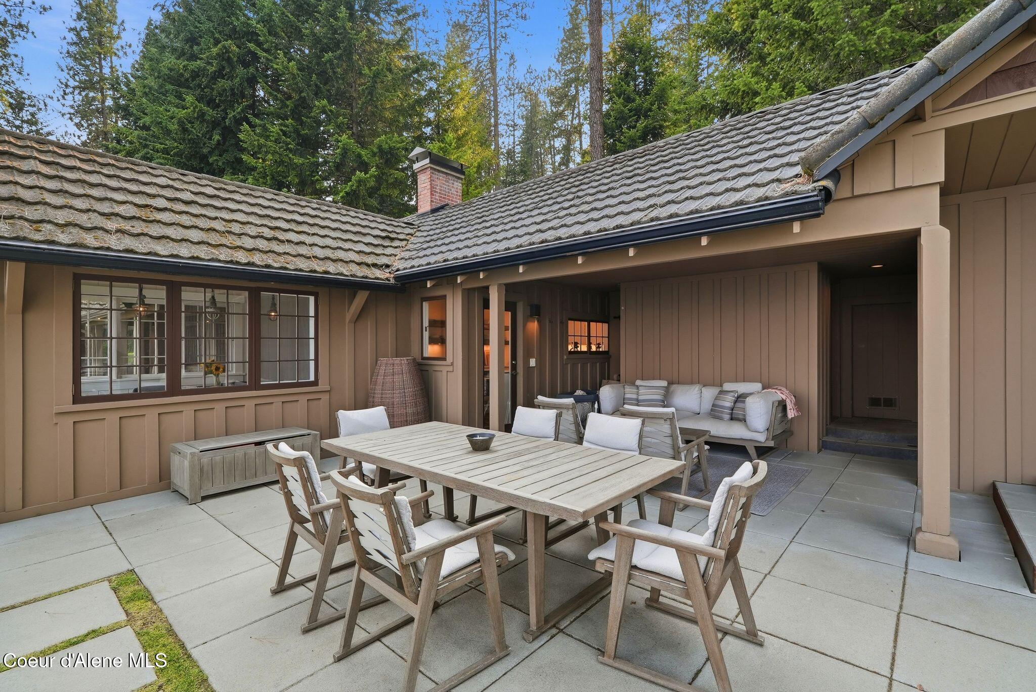8411 W Lake Shr, Coeur d'Alene