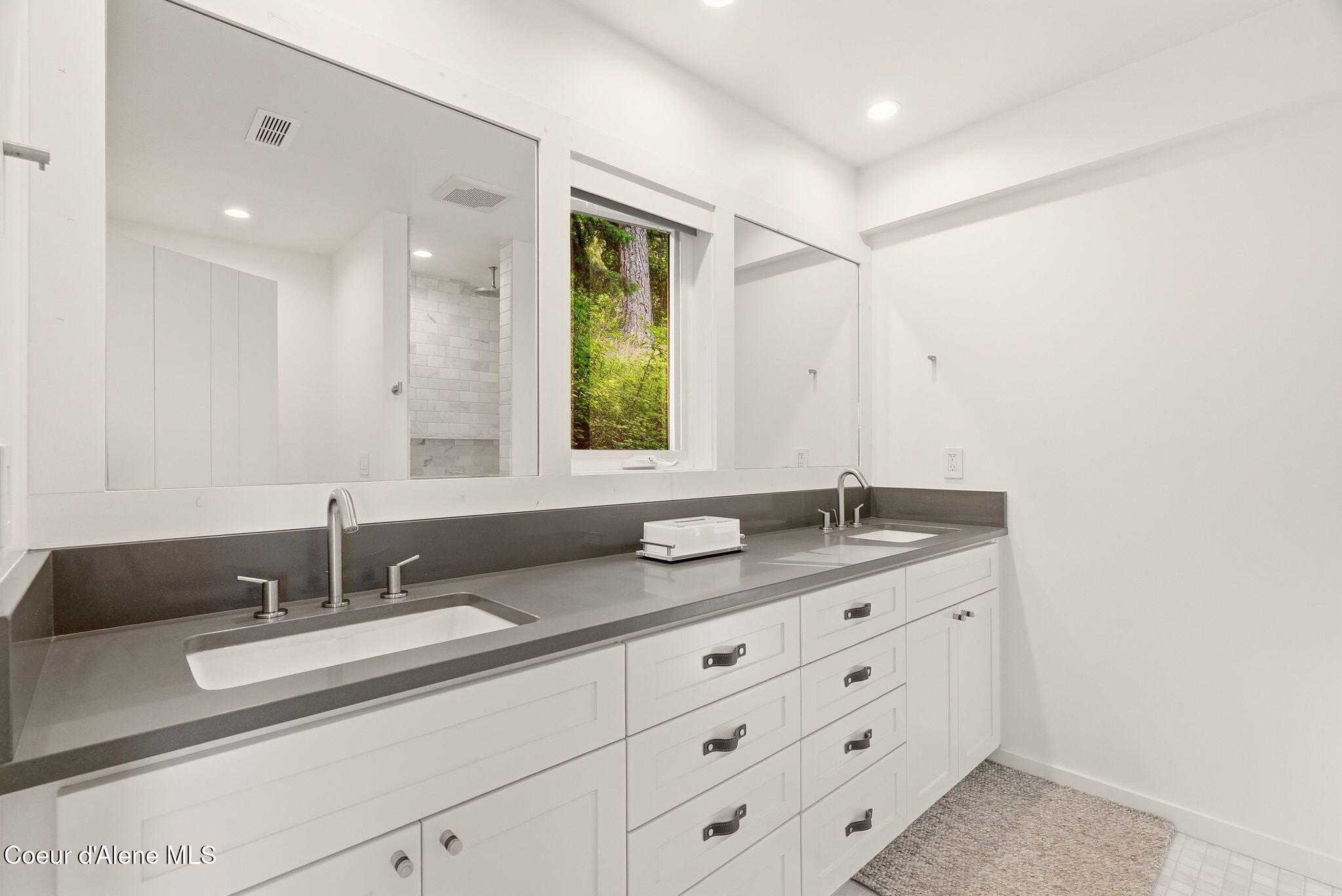 8411 W Lake Shr, Coeur d'Alene