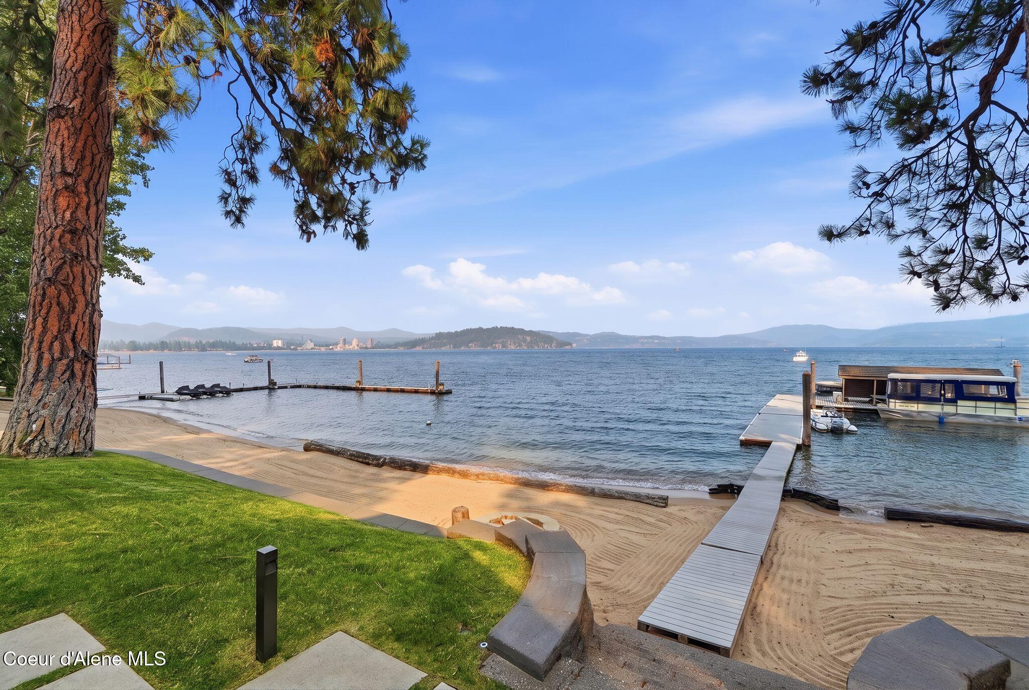 8411 W Lake Shr, Coeur d'Alene