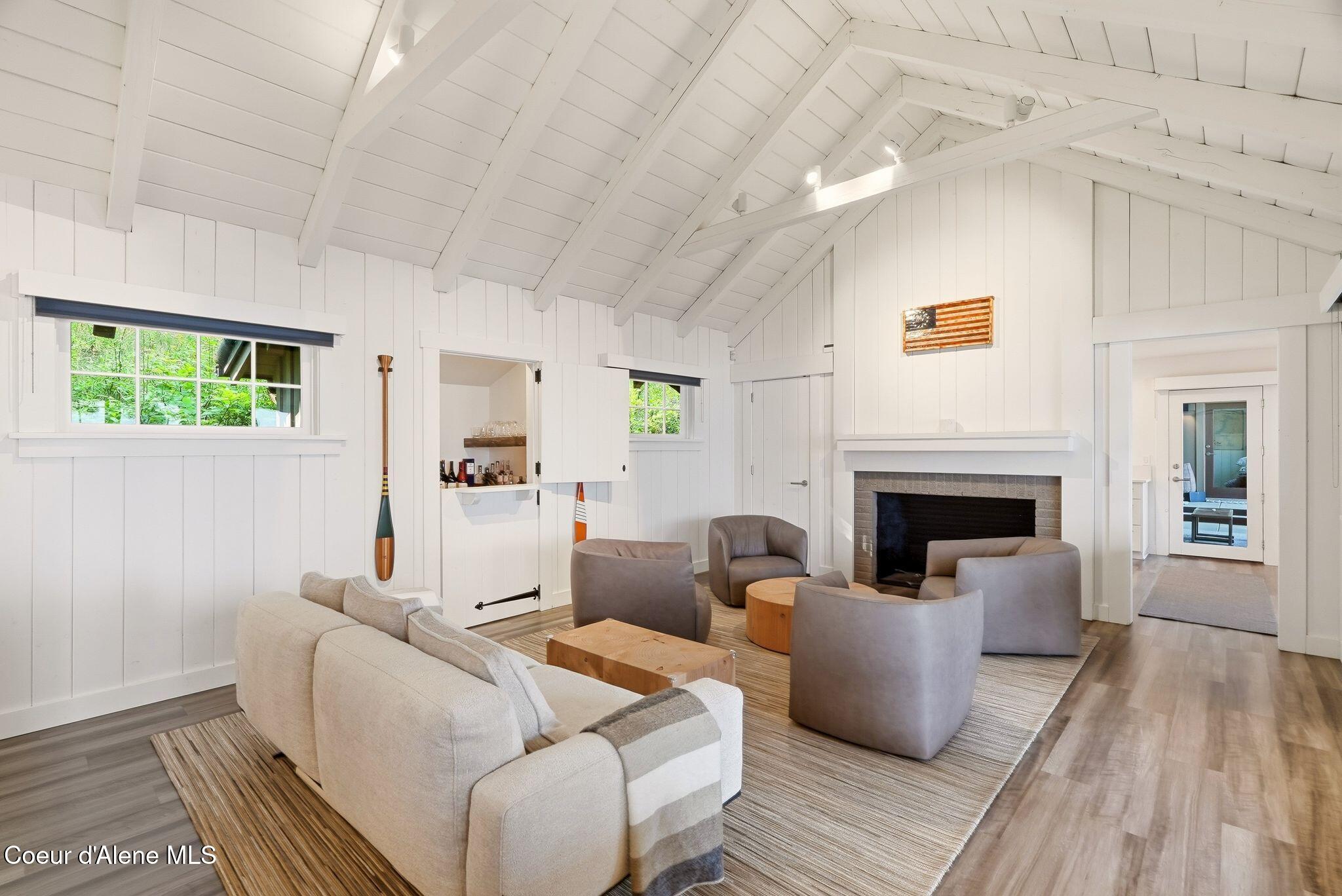 8411 W Lake Shr, Coeur d'Alene