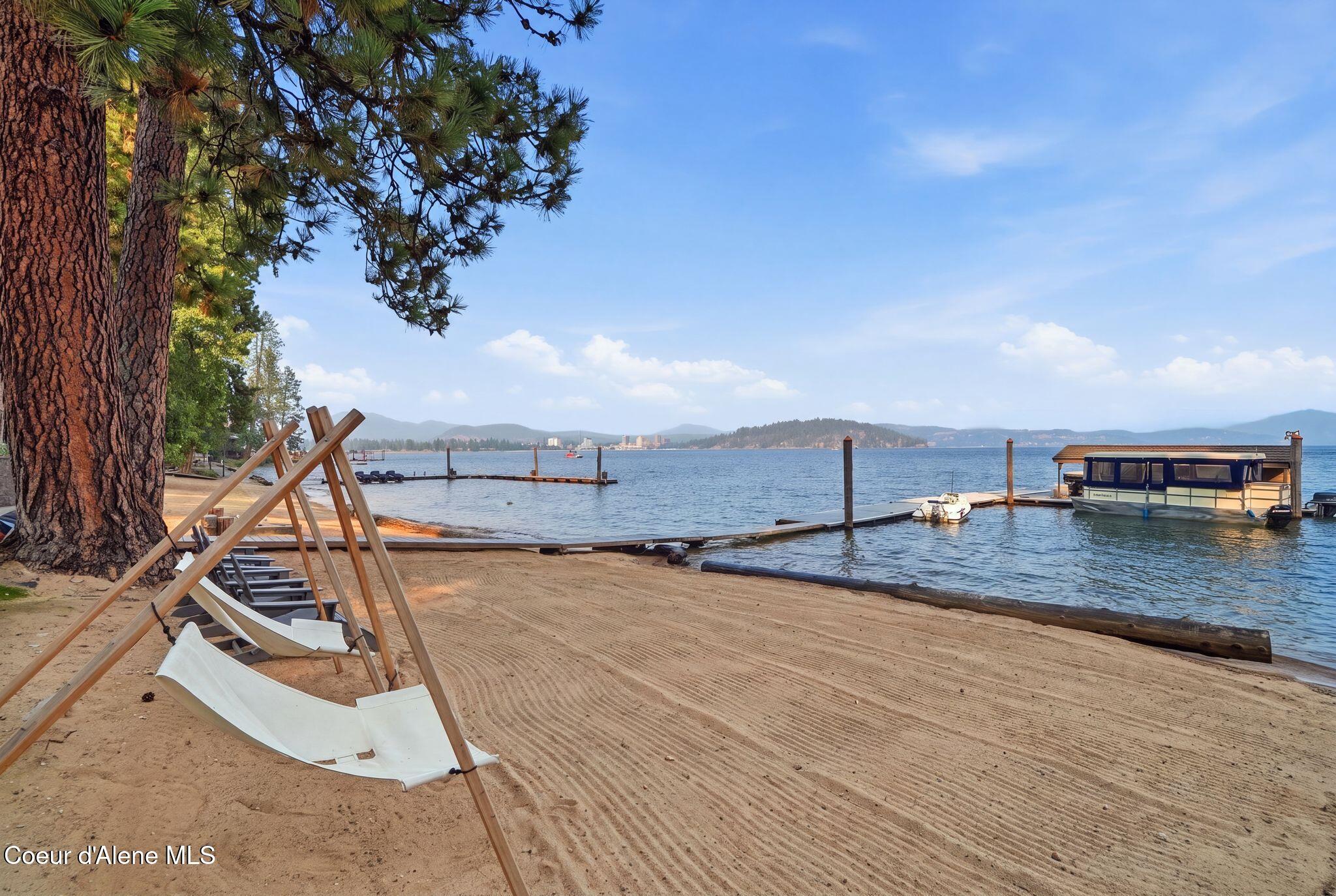 8411 W Lake Shr, Coeur d'Alene