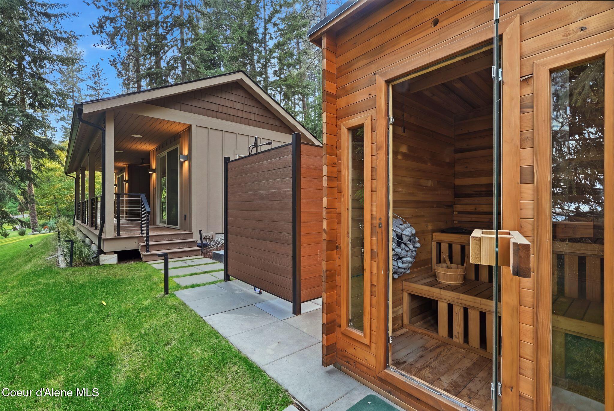 8411 W Lake Shr, Coeur d'Alene