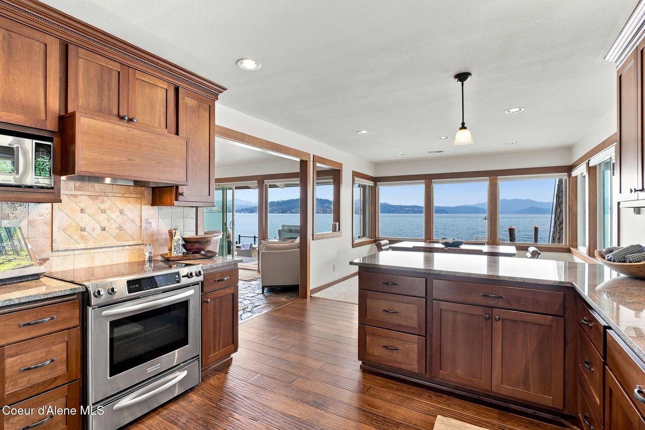 8357 W Coeur d' Alene Lake Shore, Coeur d'Alene