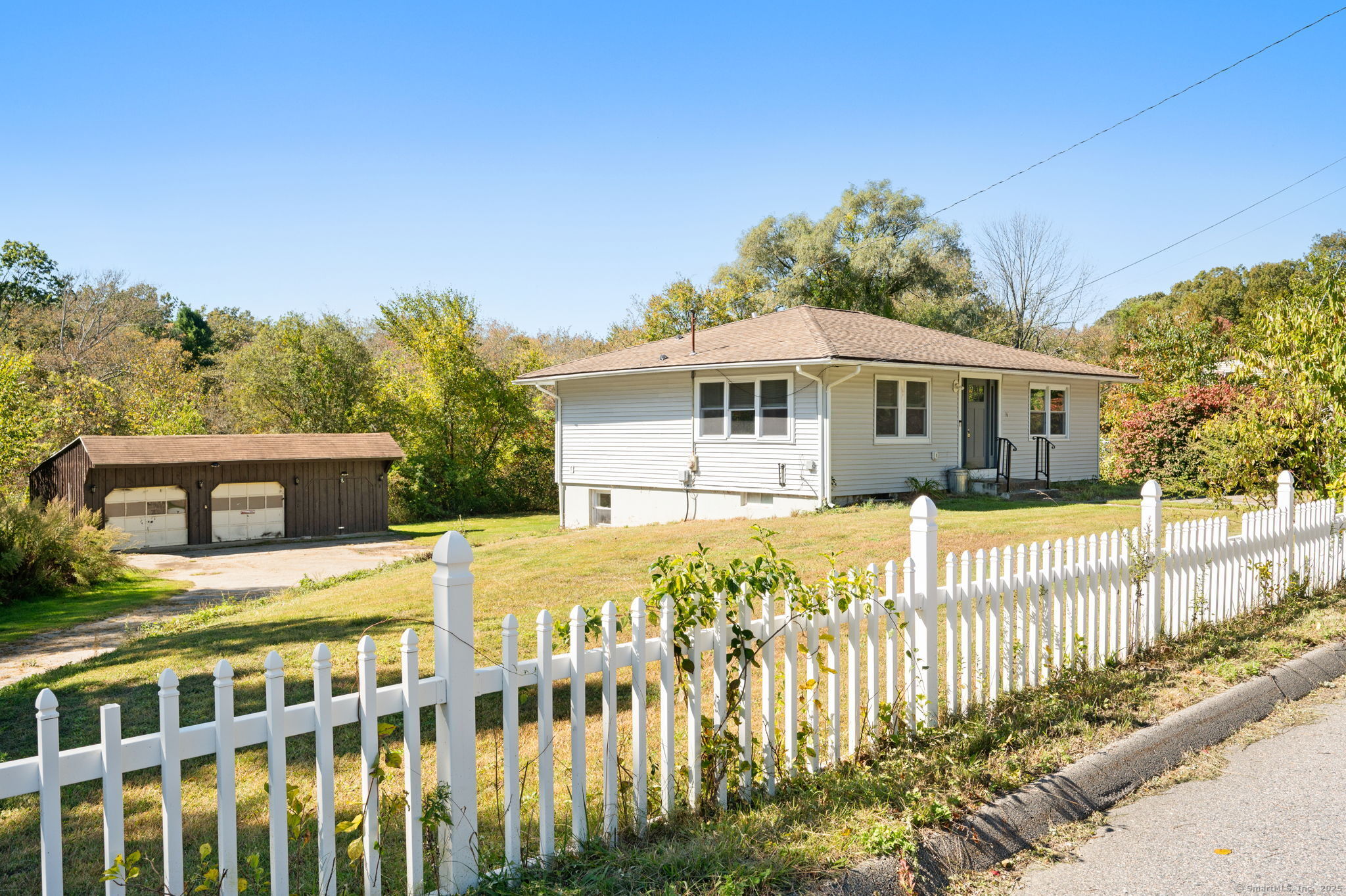16 Pautipaug Hill Road