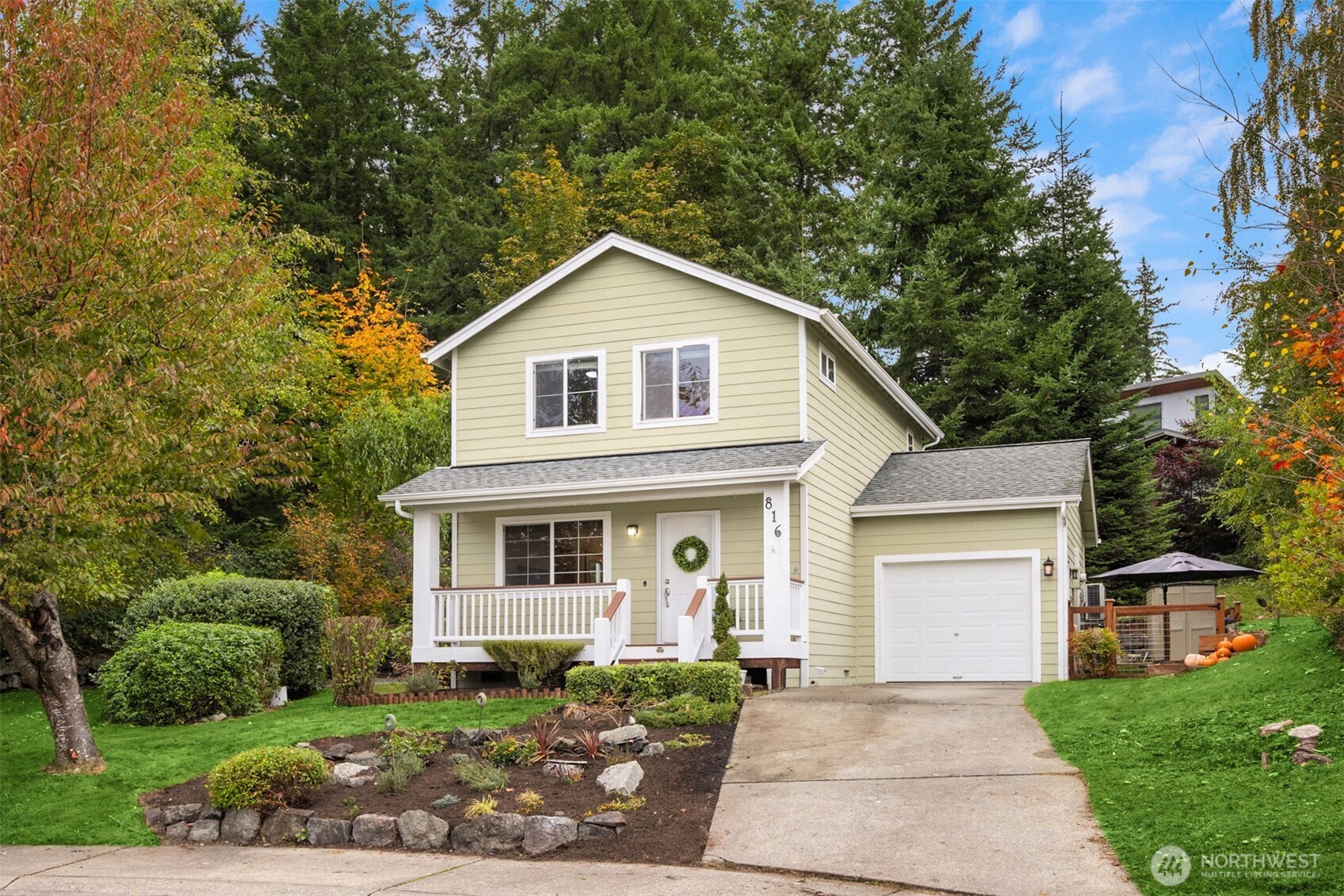 816 Strawberry Lane NW