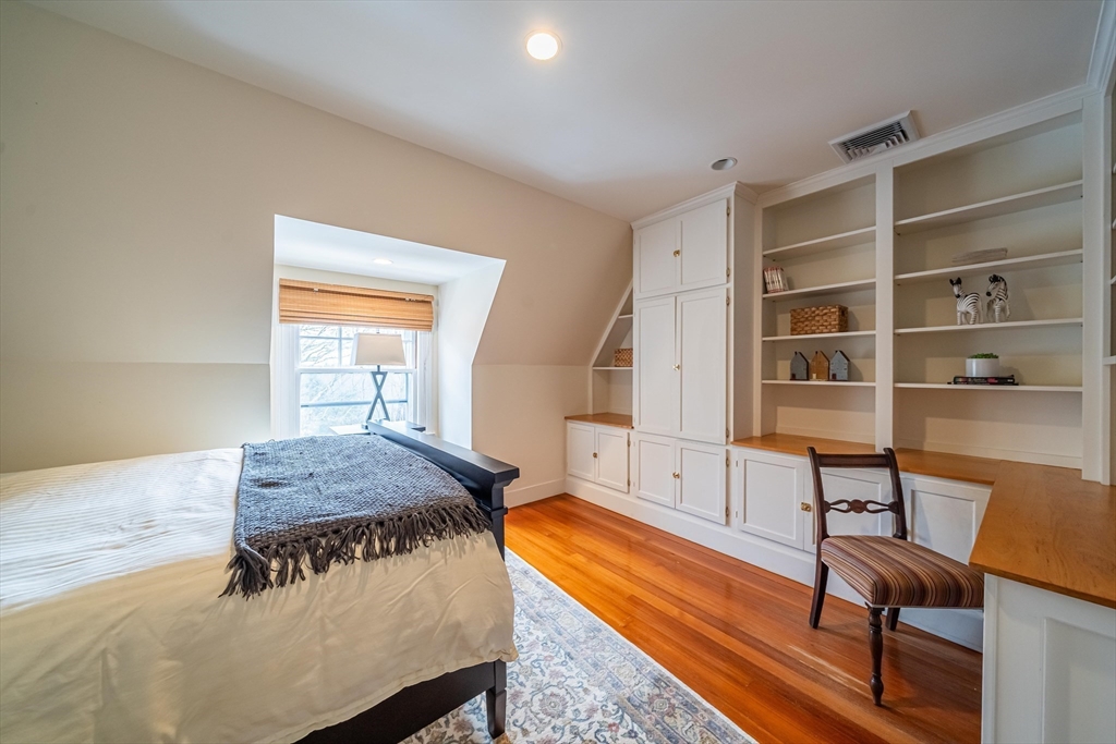 10 Eliot Rd