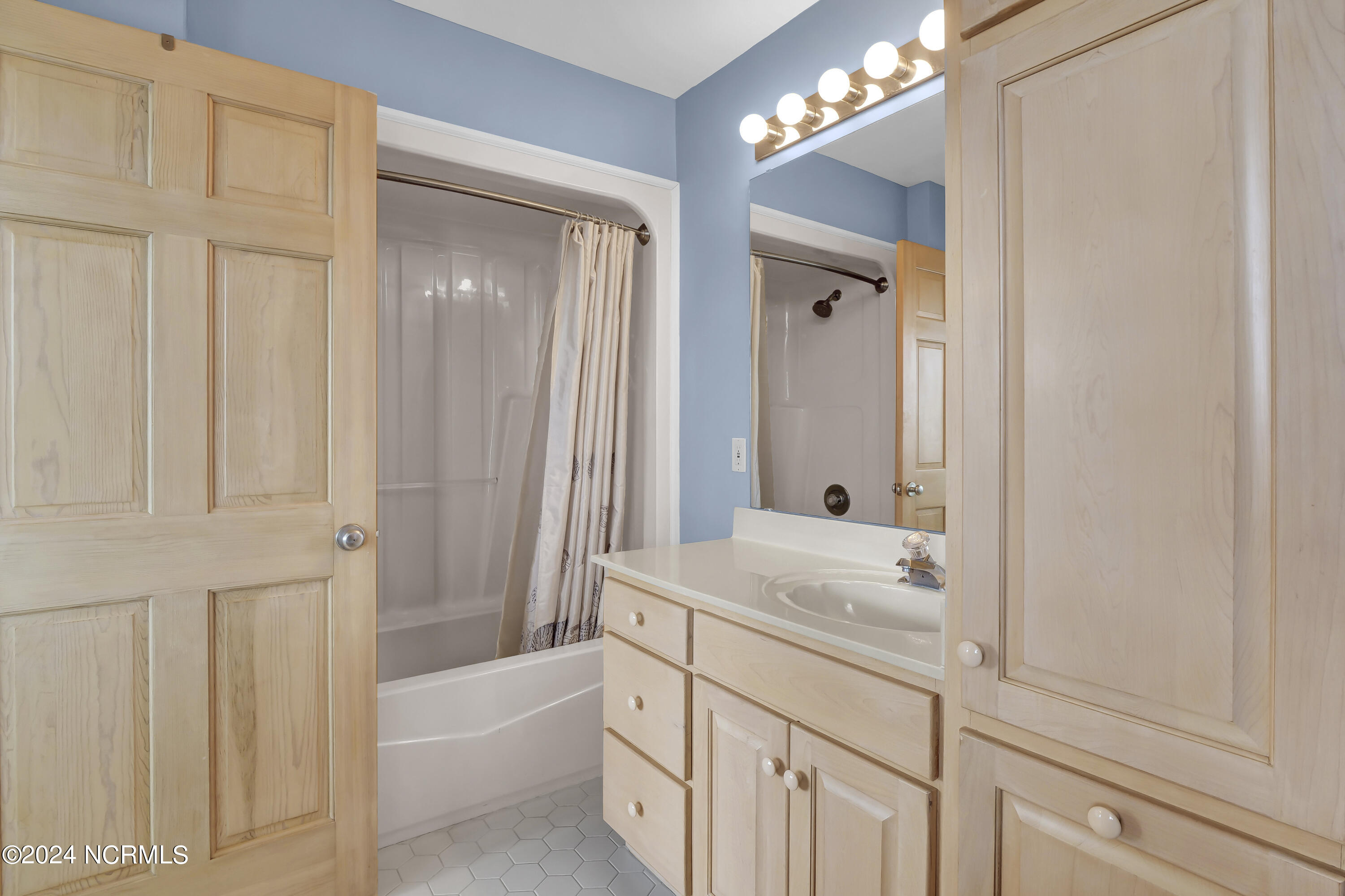 2612 N Lumina Avenue