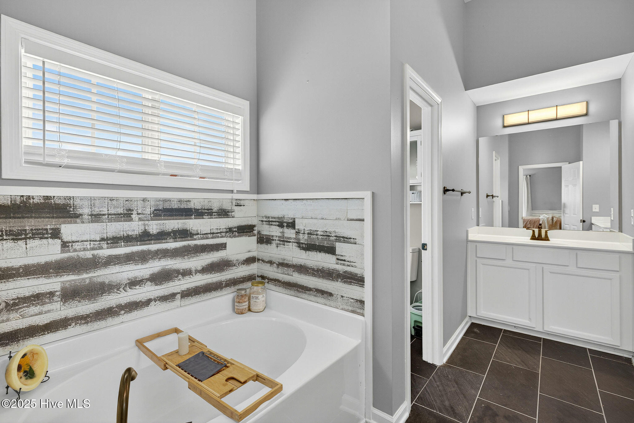 102 Lumis Court, Hampstead