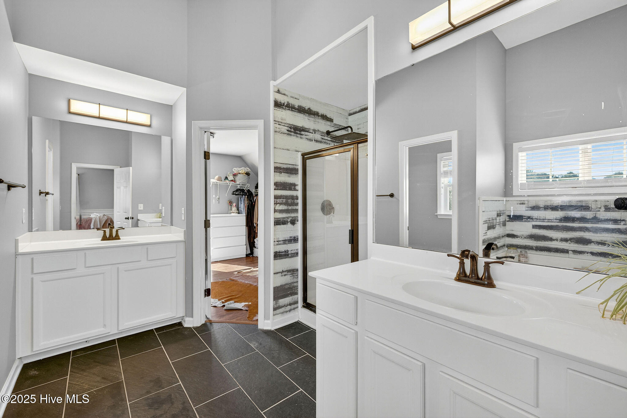 102 Lumis Court, Hampstead